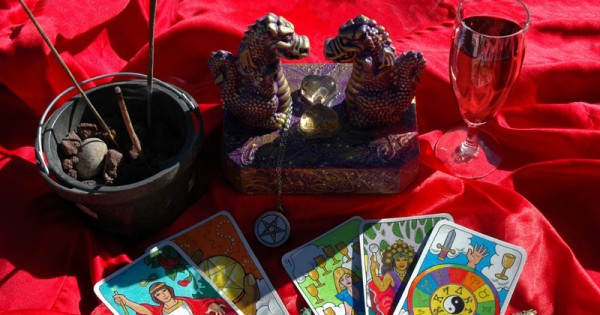 פותחת בקפה-איידה "מלכת המיסטיקה