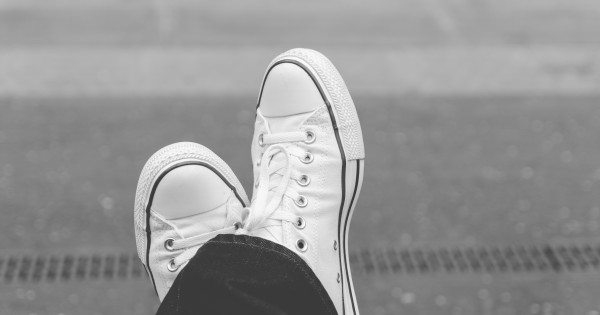 סניקרס לבנות: 5 גרסאות שונות לפריט החובה