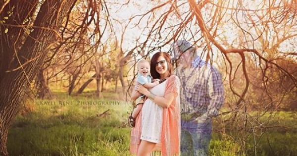 תמונת היום: תמונה משפחתית לאחר מותו של הבעל