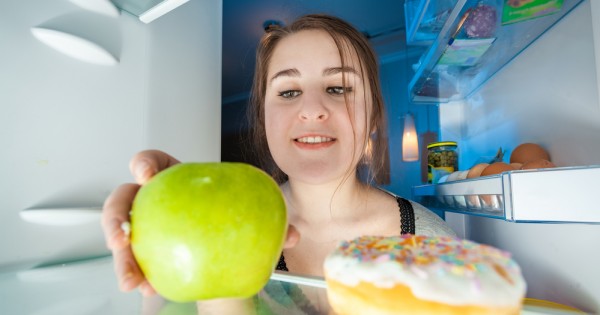 לאכול בלילה זה משמין? 6 מיתוסים על תזונה