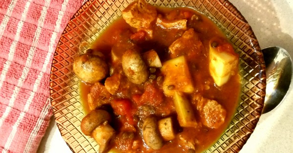 תבשיל סויה ברוטב עגבניות עם ירקות ועשבי תיבול