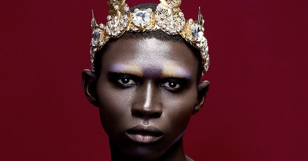 מהפכה בעולם הקוסמטיקה: קמפיין יפהפה מציג גברים מדגמנים איפור