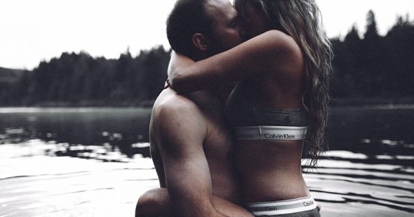 אמא שהביאה לעולם שלושה תינוקות בשנה לומדת לאהוב את גופה מחדש