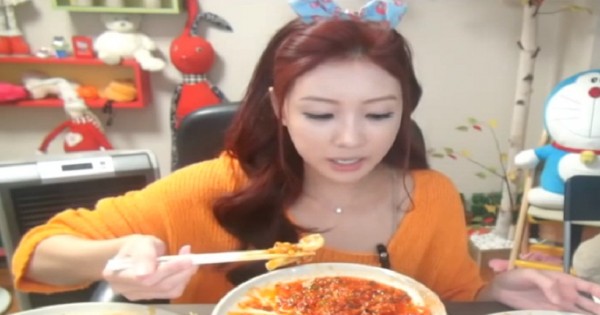 תופעת רשת: לאכול מול המצלמות