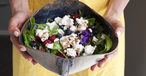 מתכון לסלט ירוקים עם פירות יער טריים וגבינת עיזים