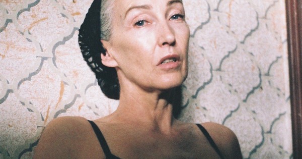 דוגמנית בת 56 מובילה קמפיין להלבשה תחתונה