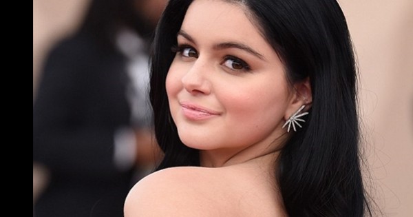 כוכבת משפחה מודרנית חושפת את הצלקת בטקס הסאג