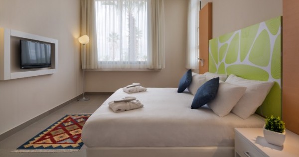 אירוס המדבר – חזון של מלון