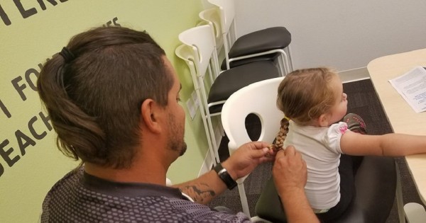 האבא שמלמד גברים איך לעשות צמות לילדות