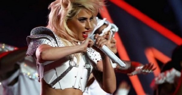 ליידי גאגא נתנה הופעה מטריפה בסופרבול, אבל כולם מדברים רק על הבטן שלה