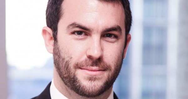 צעירה טוענת: יועצו של ראש הממשלה לתקשורת זרה תקף אותי מינית