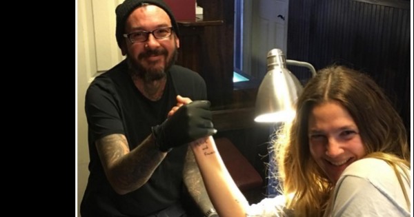 תמונת היום: דרו ברימור מקדישה קעקוע חדש לבנותיה