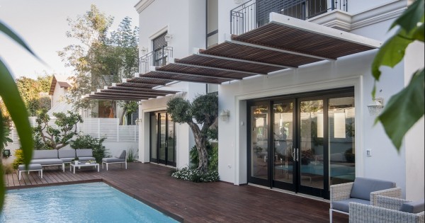 הצצה לאלפיון העליון: בית אירופאי על חוף הים בהרצליה