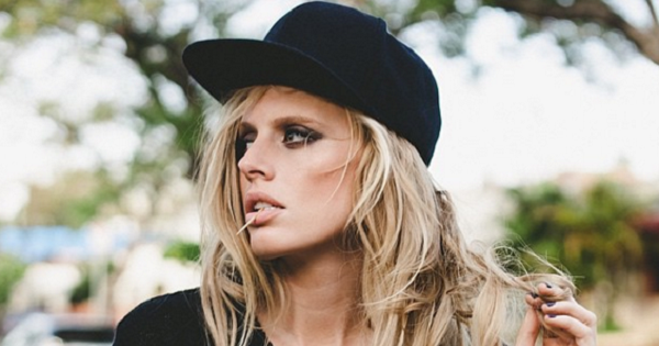 חוזרת לעולם הדוגמנות אחרי שאיבדה את רגלה