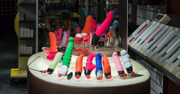 כלי נשק אאוט, דילדואים אין