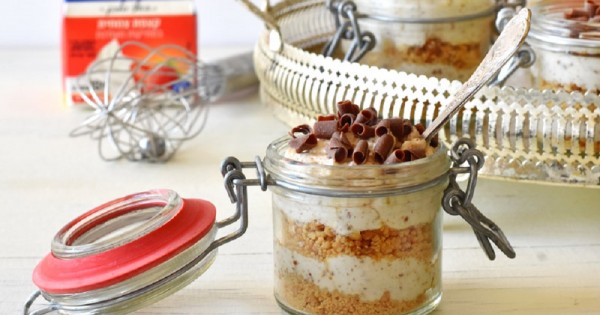 צנצנת קרם פקאן ושברי עוגיות על בסיס קרם צמחי