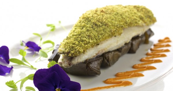 פילה מוסר בציפוי פריך ברוטב על מצע עלי גפן