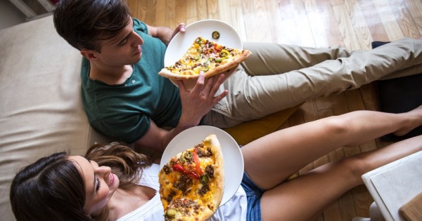 מחקר: גברים אוכלים יותר כשהם בחברת נשים