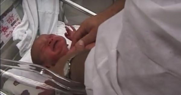 ההתנגדות להפרדה בין התינוק לאם: מדוע שוב מפנים אצבע מאשימה ליולדת?