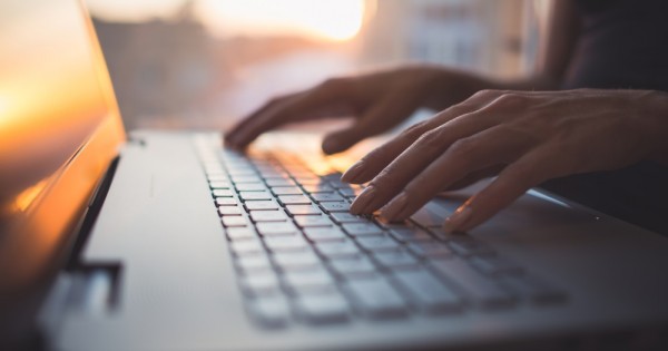 בין השורות: לא תאמינו מה מסתתר בטעויות הקלדה תמימות