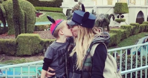 הילארי דאף הצליחה להביך את העולם בגלל נשיקה