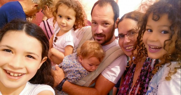 מה גורם לאנשים לוותר על בתי ספר ולחנך את ילדיהם בעצמם