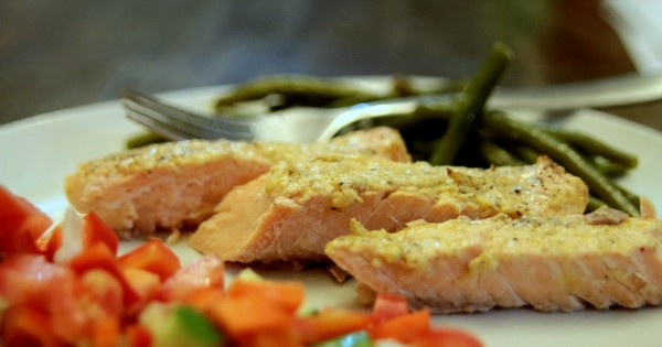 סלמון אפוי בחרדל ופרמזן