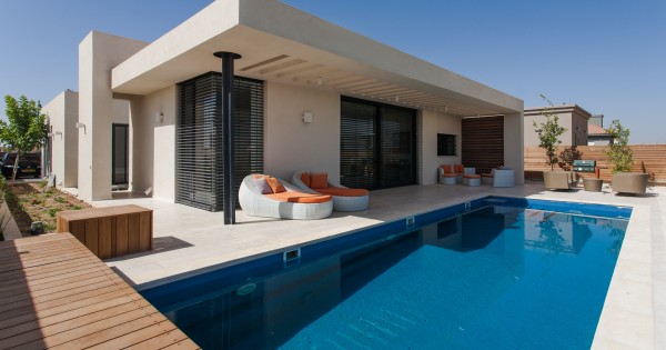 לגור בבית גן עדן מול המדבר