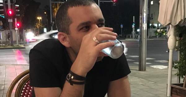 מבטים מפשיטים, הערות מגעילות: הטרדה מינית של גברים על ידי גברים אחרים לא פחות חמורה