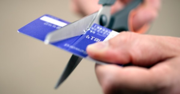 גזרה את כרטיס האשראי שלה ונפטרה מהחובות