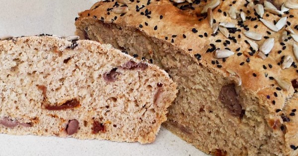 מתכון ללחם בירה עם עגבניות מיובשות וזיתי קלמטה