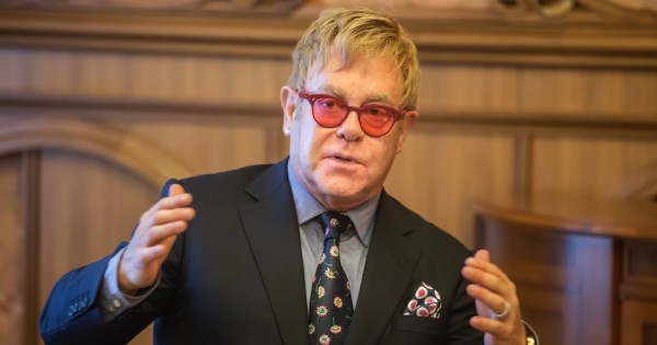 אלטון ג'ון מואשם בהטרדה מינית של המאבטח שלו