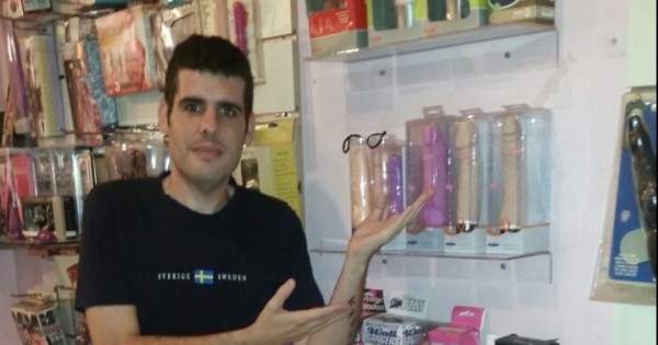 סקס, מבוכה ובולבולים מפלסטיק: הצצה לעולמם של העובדים בחנות סקס