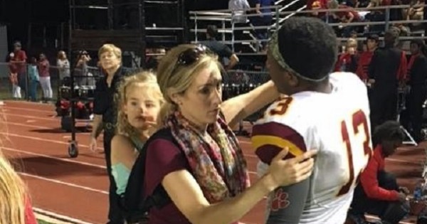 בעבודה, בחודש שמיני, עם ילדה בת 3 על הגב: תמונת האם שנגעה בנשים רבות