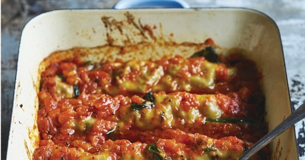 קנלוני ממולאים בראגו עגל, מבושלים בעגבניות ושמן זית