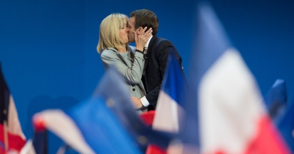 למה הצרפתים כל כך מתנגדים לתת תפקיד רשמי לאשת הנשיא, בריז'יט מקרון?