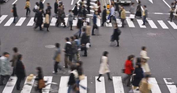 שרת השוויון המגדרי בצרפת: להטיל קנסות על גברים שמטרידים נשים ברחוב