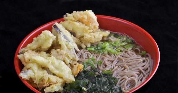 מרק אטריות סובה עם ירקות טמפורה