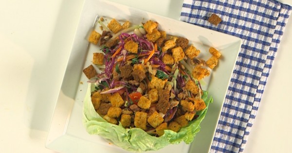 סלט חסה עם בטטה, כרוב, שעועית ואגוזים קלויים