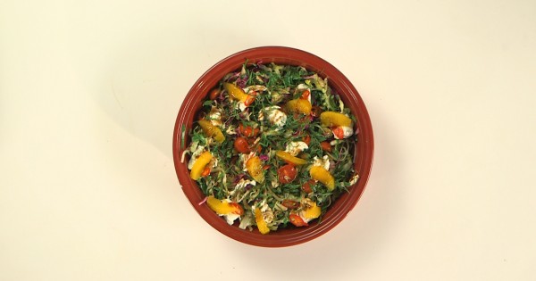 סלט כרוב פיקנטי עם עגבניות שרי, תרד ותפוזים ברוטב רימוני