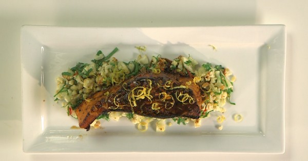 דג סלמון על מצע של פירה כרובית עלי תרד