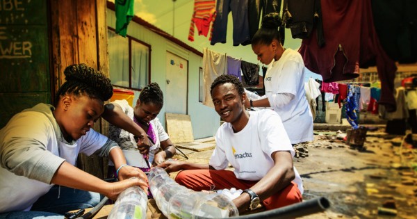 האם גרגירי קפה יצליחו לפתור את בעיית המחסור במים באפריקה?