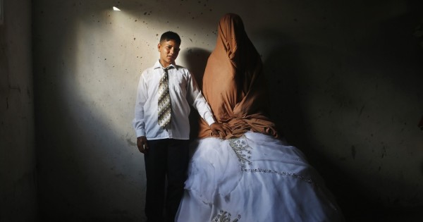 אישה עיראקית : כך חיתנתי את בתי בת ה-15