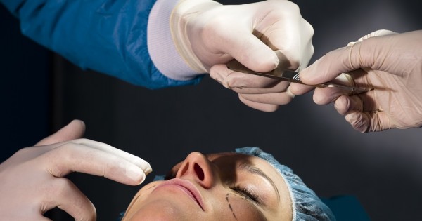 המרדף שאין לו סוף: החידושים האחרונים בתחום הפלסטיקה עבור הפנים