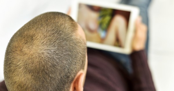 נזקי הפורנו: למה כולם מתעסקים בצופים ולא במצולמים?