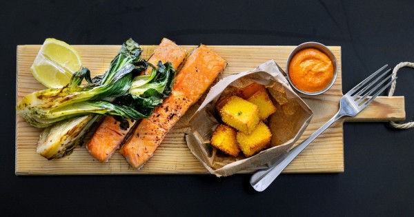 פילה סלמון צרוב בתנור עם באקצ?וי וקריספי פולנטה