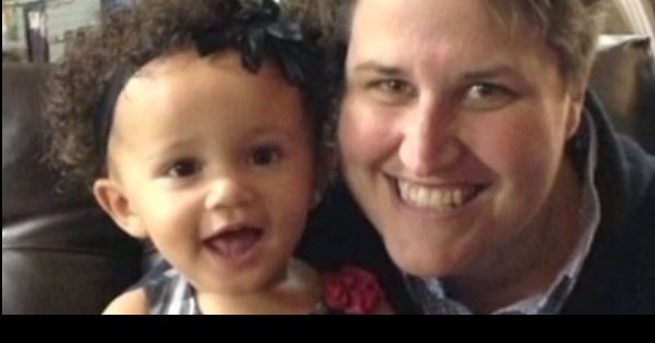 תבעה את בנק הזרע אחרי שילדה תינוקת שחורה