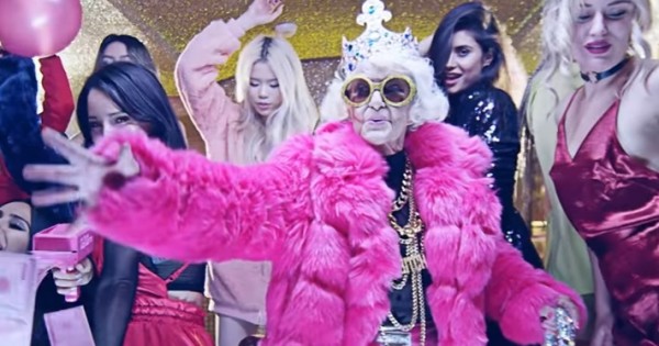 באדי ווינקל: אייקון אופנה בגיל 88