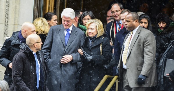 בלי הבית הלבן: הקלינטונים עושים מיליונים