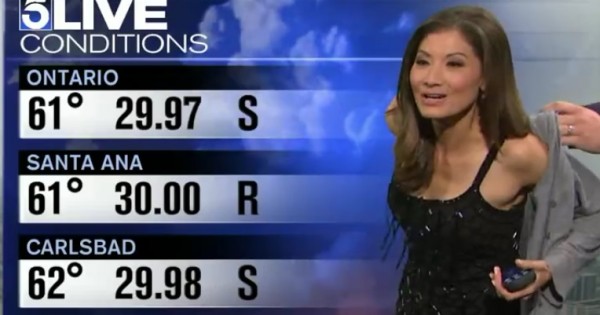 חזאית נאלצה להתכסות בשידור חי